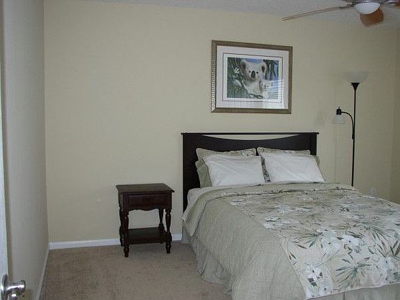 Bedroom 2 (13'7"x13')