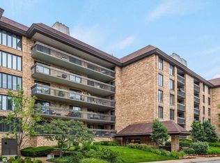 1621 Mission Hills Rd #N-201, Northbrook, IL 60062