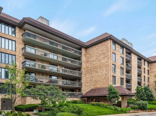 1621 Mission Hills Rd #N-201, Northbrook, IL 60062