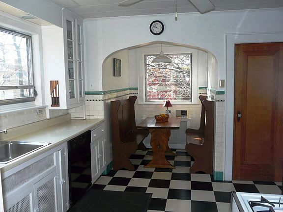 5th image of 389 Elmwood Ave