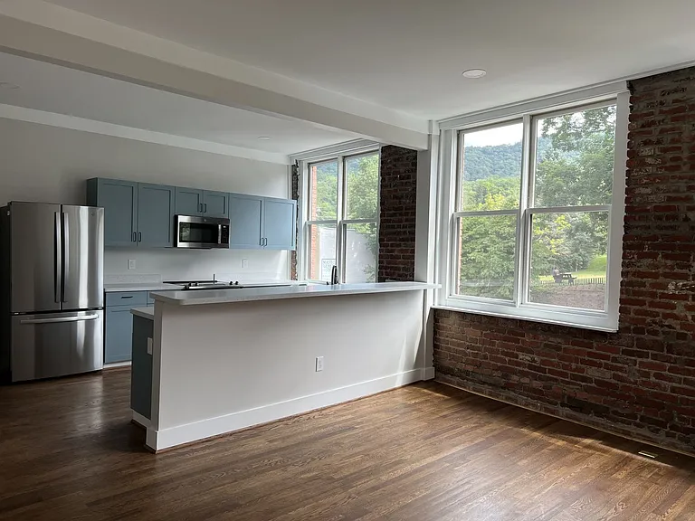 599 W King St — Photo 11