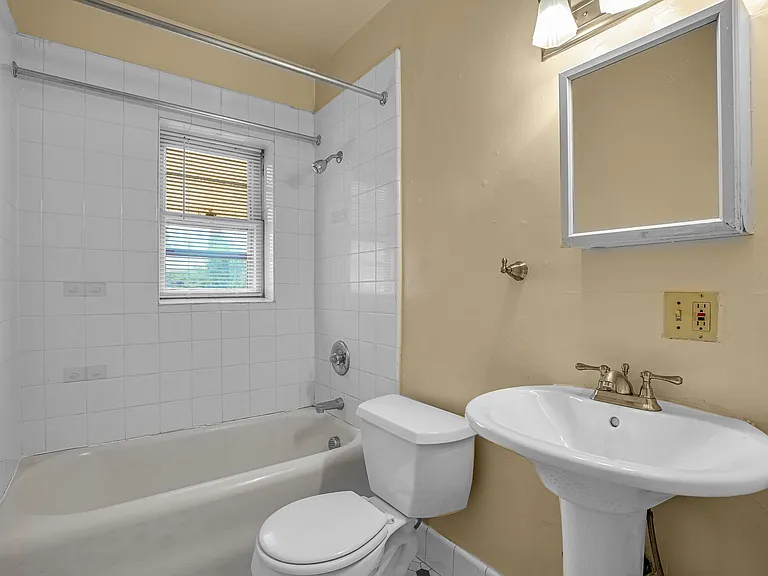 2052 SE Hawthorne Blvd — Photo 23