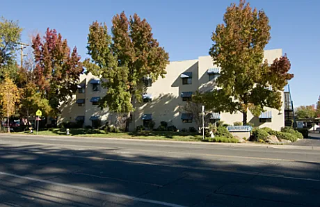 Hillcrest Court Apartments — Photo 2