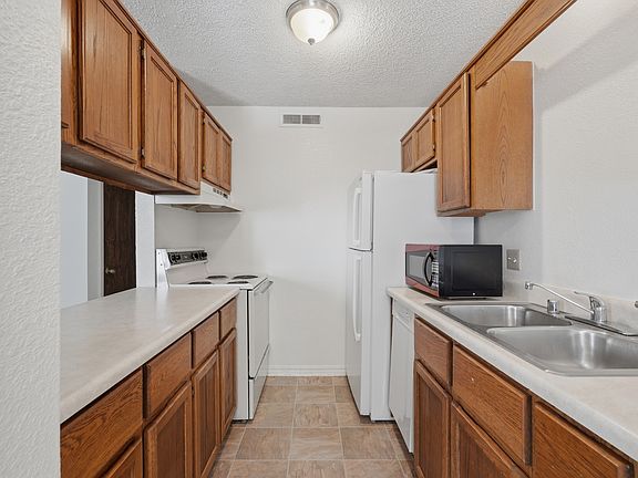 2nd image of 938 W Cleveland St #104