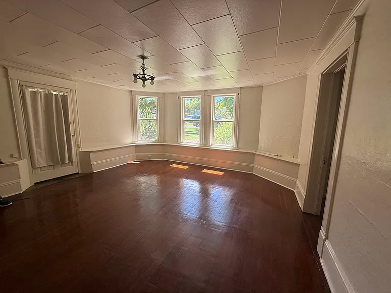 192 Van Ness Ave #4 — Photo 3
