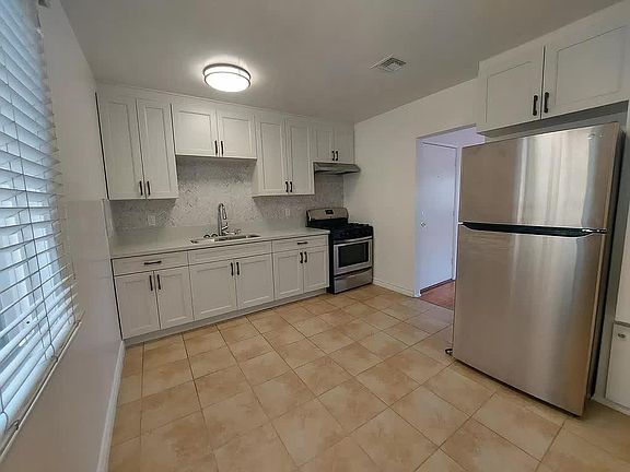 3rd image of 3713 1/2 Selby Ave #1/2