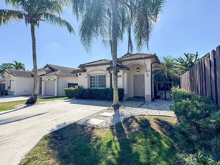 15044 SW 142nd Ter — Photo 1