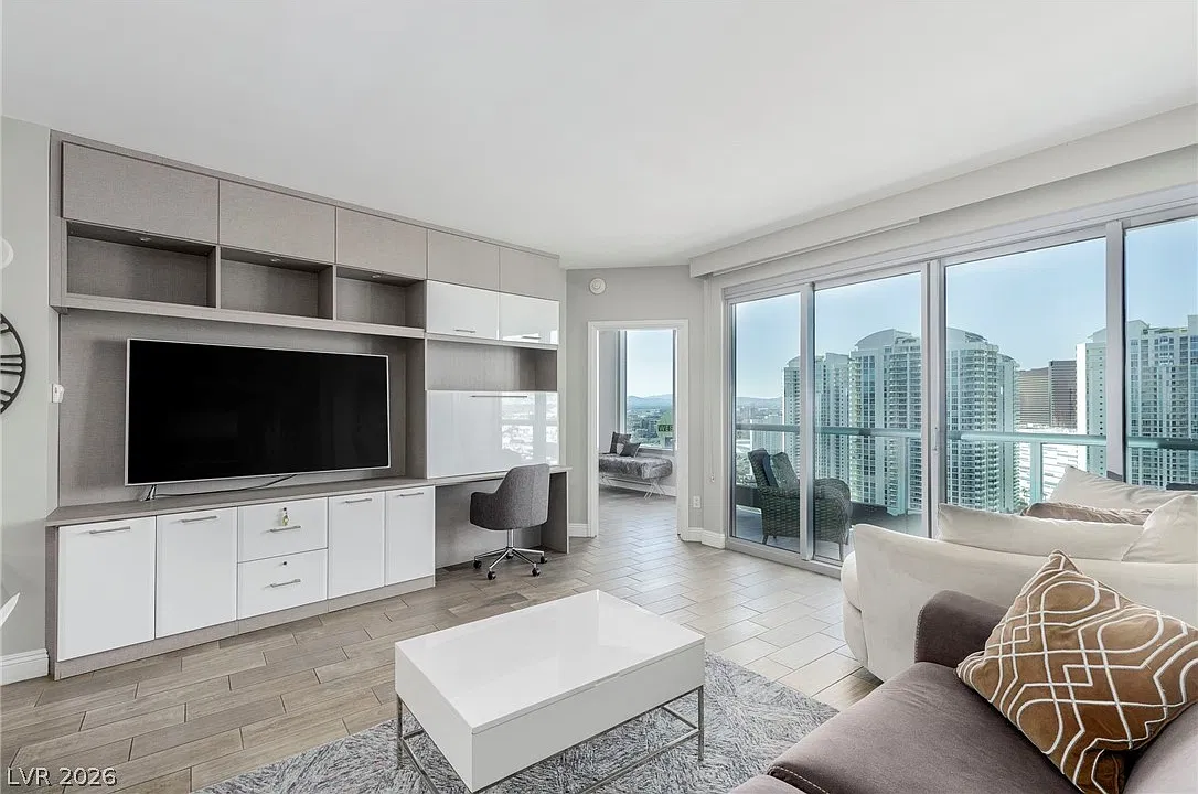 Turnberry Towers — Photo 1