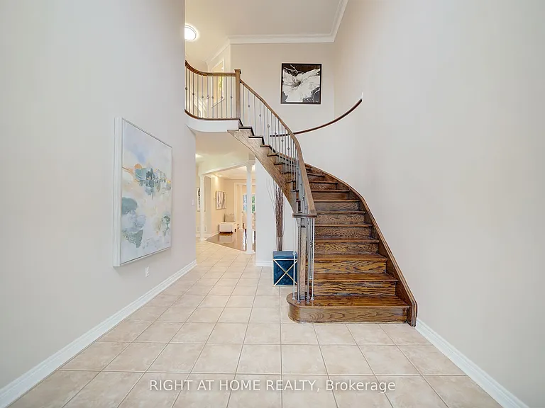 1030 Lonsdale Ln — Photo 2