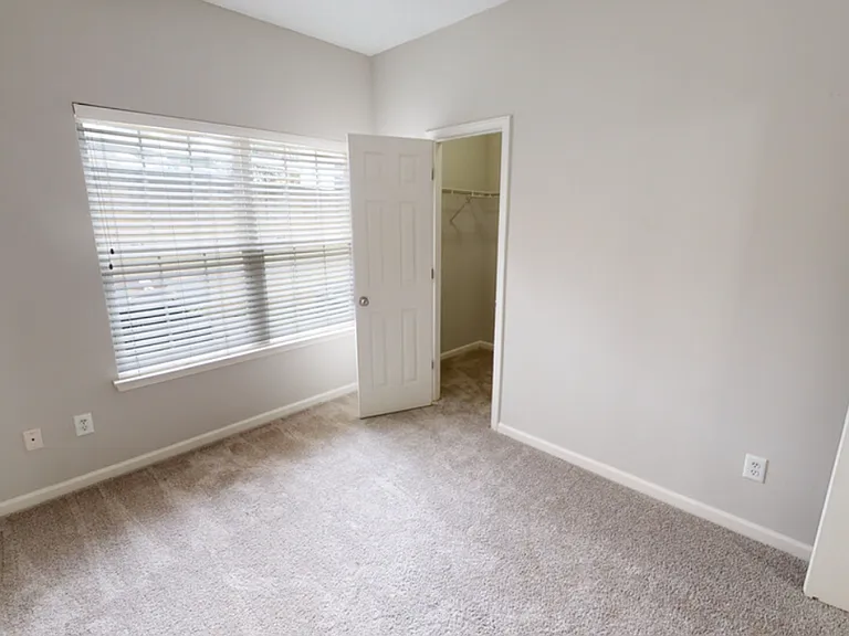 Lakeview Apartments — Photo 24