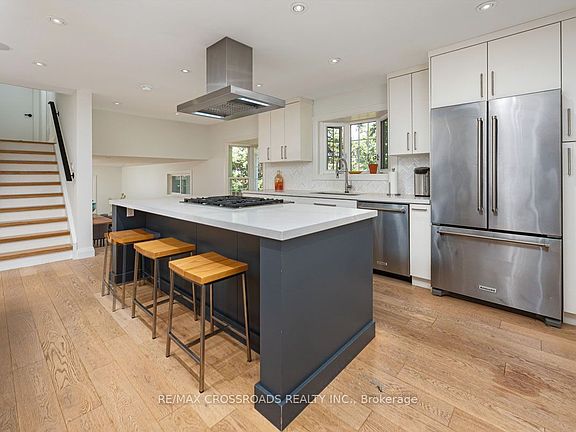 5th image of 132 Collingsbrook Blvd