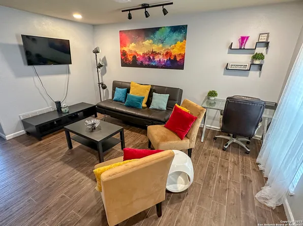 255 E Rampart Dr #301, San Antonio, TX 78216