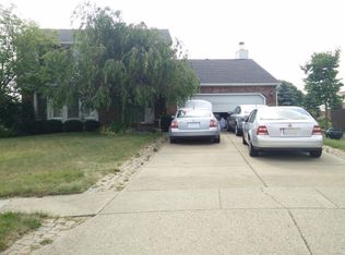 16 Robins Nest Ct, Lancaster, NY 14086