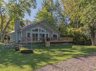 7752 Lakeshore Rd, Whitmore Lake, MI 48189