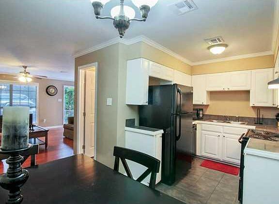3rd image of 106 Parkwood Dr E #1
