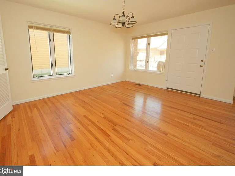 10 Sayre Dr — Photo 7
