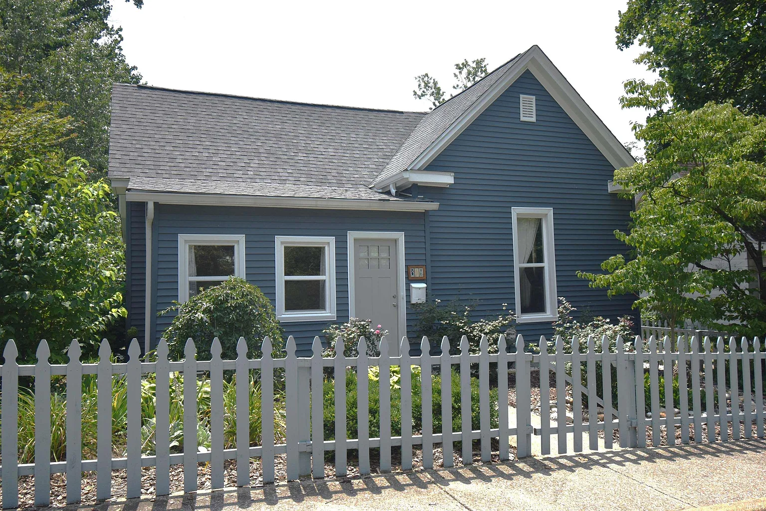 809 W 7th St photo 1