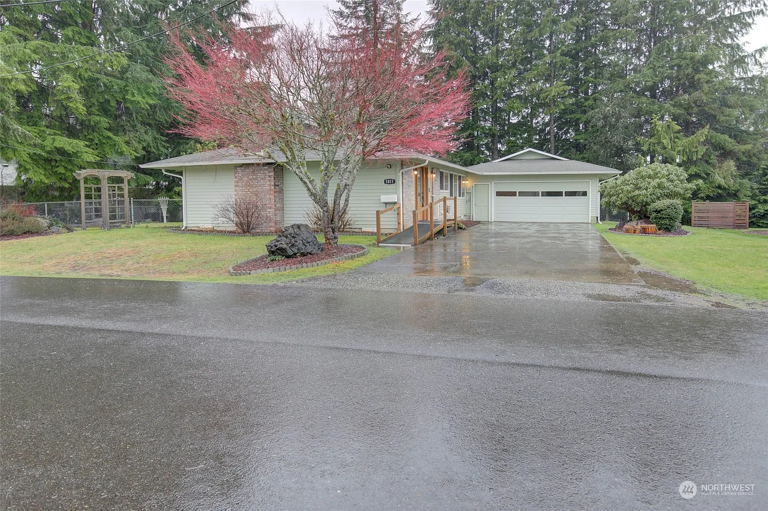 1811 Graves Avenue photo 1