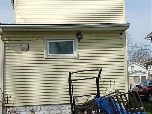 5th image of 938 Walnut St