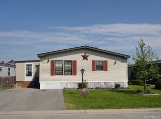 548 Birchwood Dr, Lockport, NY