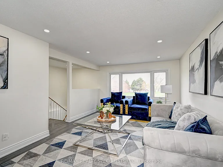 11 Dinison Cres — Photo 7