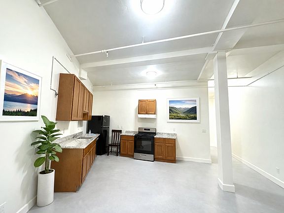 2nd image of 2877 Chapman St