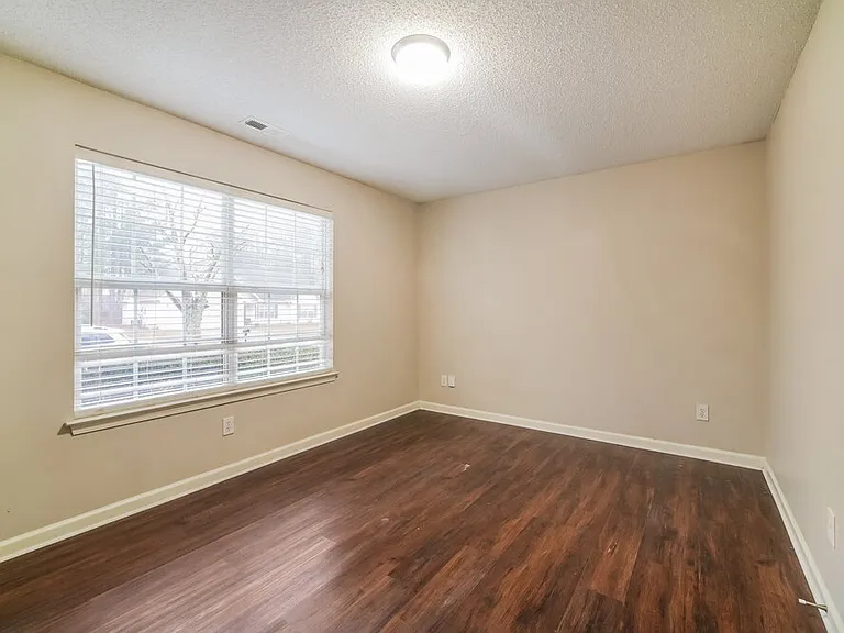409 Robin Hill Ln — Photo 14