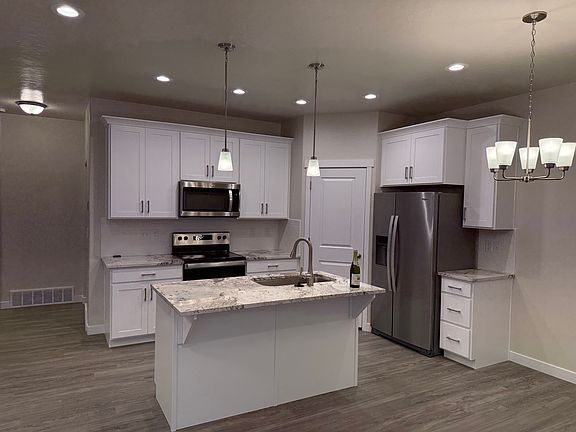 4th image of 885 N Hilltop Dr