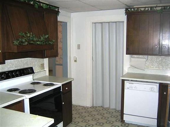 Kitchen with lots of cabinets