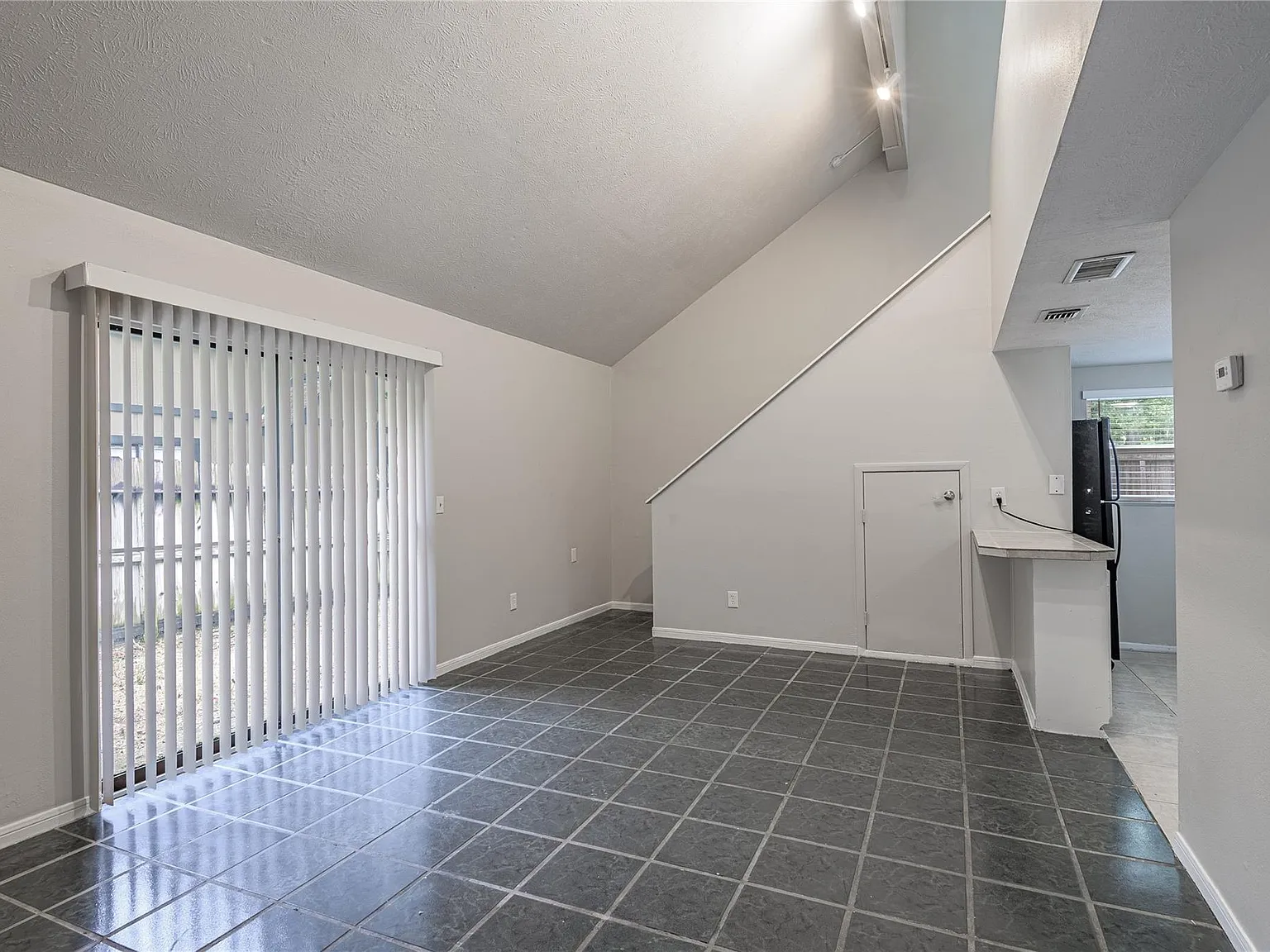 2 bed, 1.0 bath, 928 sqft, $950 — Photo 4
