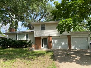 1824 SW Crest Dr, Topeka, KS 66604