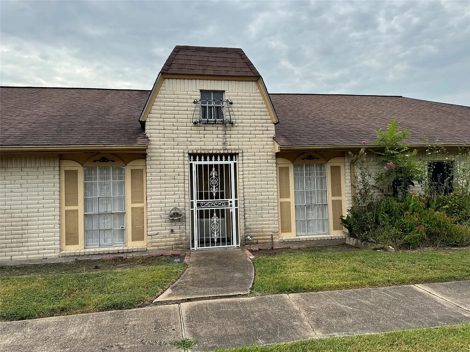 2 bed, 1.0 bath, 992 sqft, $1,250 — Photo 1