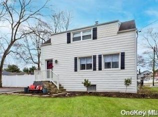 24 Arlington St, Melville, NY 11747