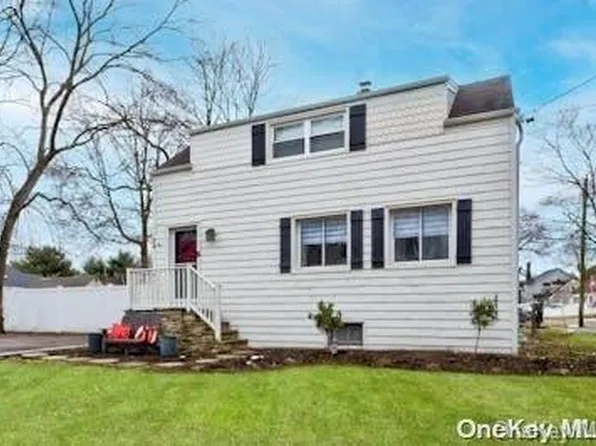 24 Arlington Street, Melville, NY 11747