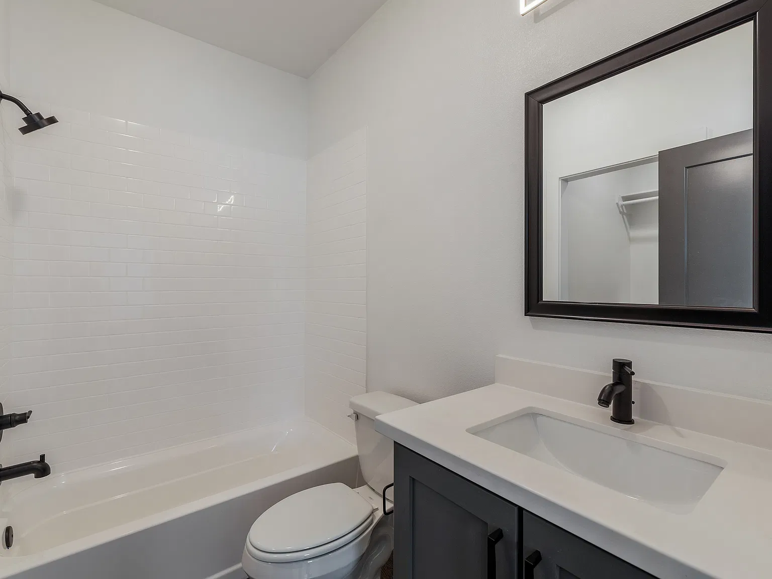 3 bed, 3.5 bath, 2100 sqft, $3,000 — Photo 3