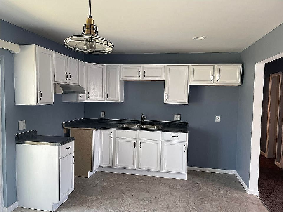 2nd image of 3825 Parliament Ln