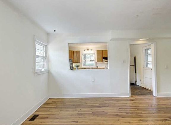 3rd image of 8247 Carlton St