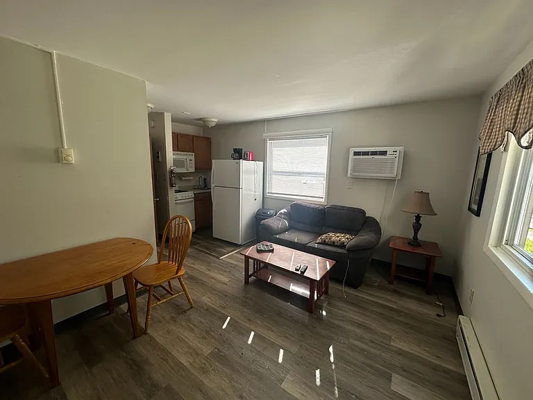 383 College Street — Photo 2