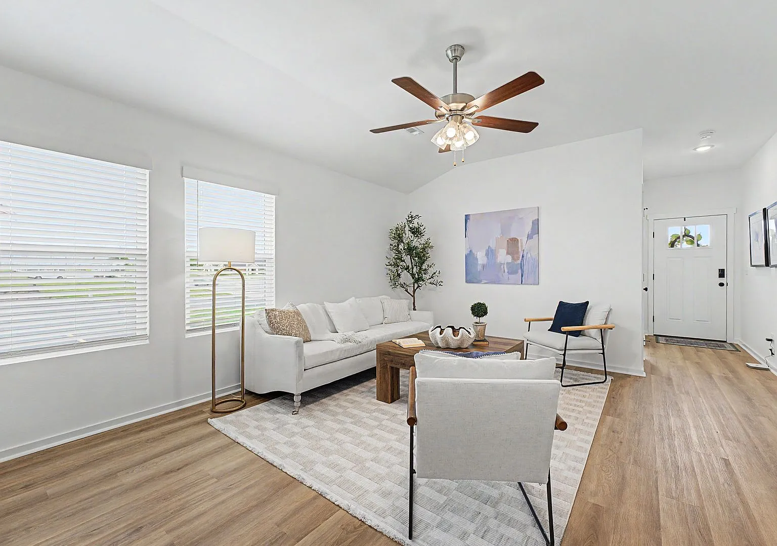 4 Bed, 2 Bath Home !! — Photo 4