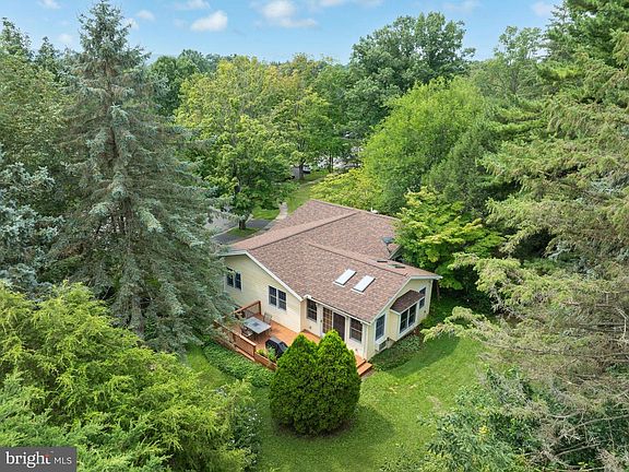 3rd image of 705 Windsor Ct