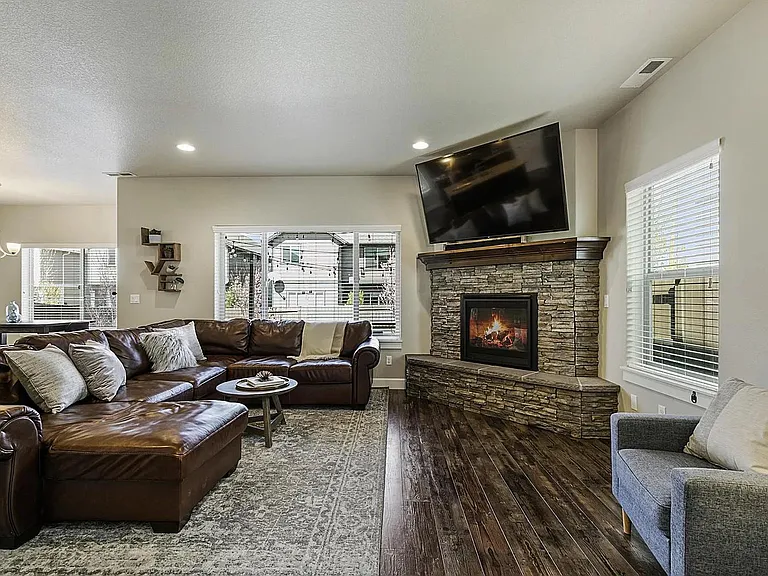 3136 NE Flagstone Ave — Photo 4