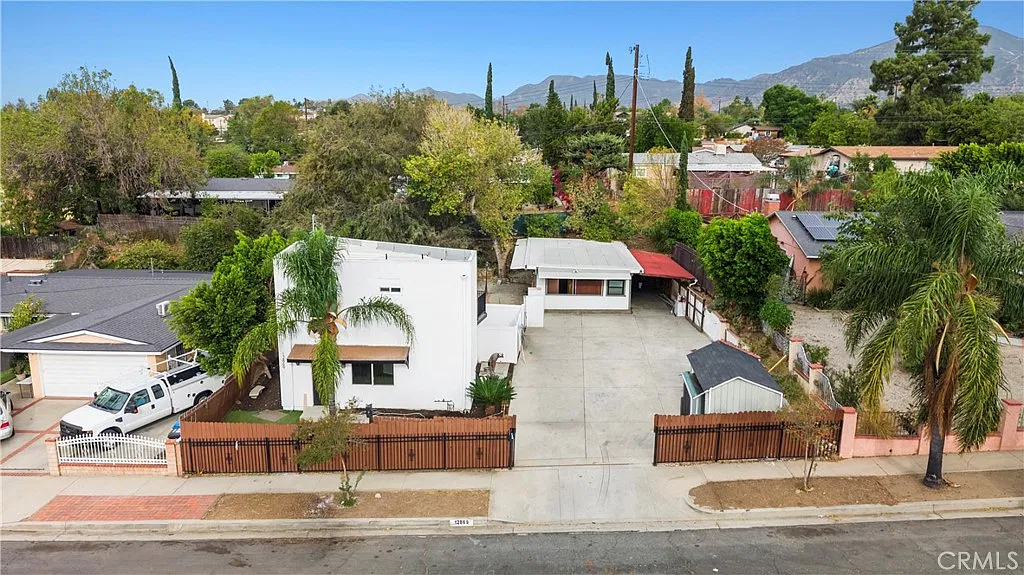 2 bed, 1.5 bath, 700 sqft, $2,600 — Photo 2