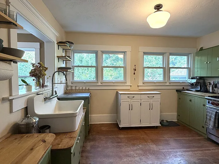 1424 W Franklin St — Photo 12