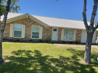 110 Lakeside Dr, Yoakum, TX 77995