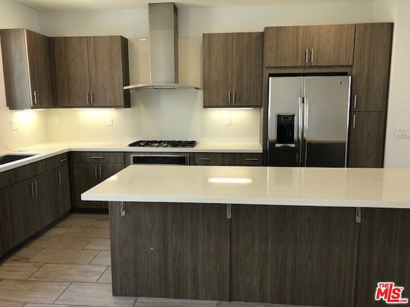 3rd image of 688 N Gramercy Pl