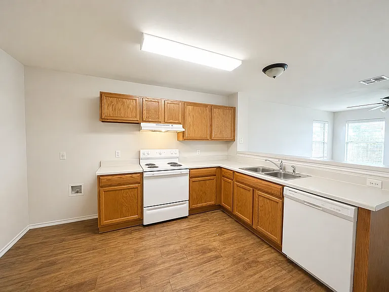 200 Meadow Park Dr — Photo 5