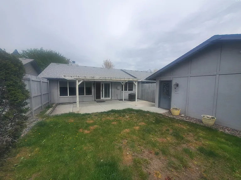 2419 W Grand Ronde Ave #D — Photo 20