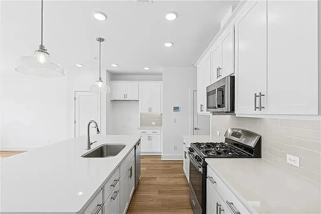 3 bed, 2.5 bath, 1910 sqft, $2,300 — Photo 3