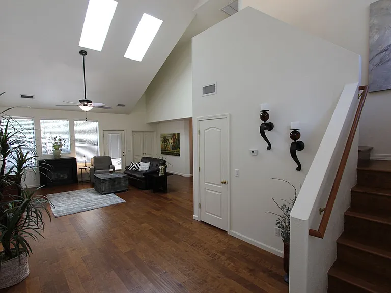 1897 W Camelot Dr — Photo 5