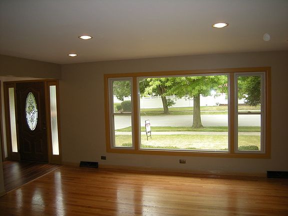 5th image of 814 E 163rd Pl